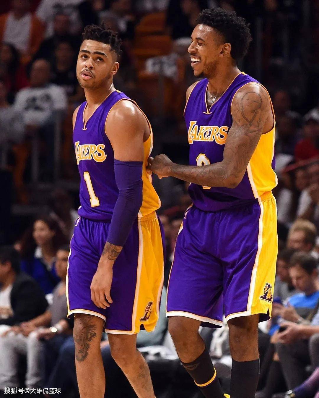 利物浦欲出售左后卫齐米卡斯，因其不愿离开安菲尔德，而其他球员面临竞争。（利物浦考虑出售齐米卡斯，球员意愿留守安菲尔德，队内其他位置竞争激烈）