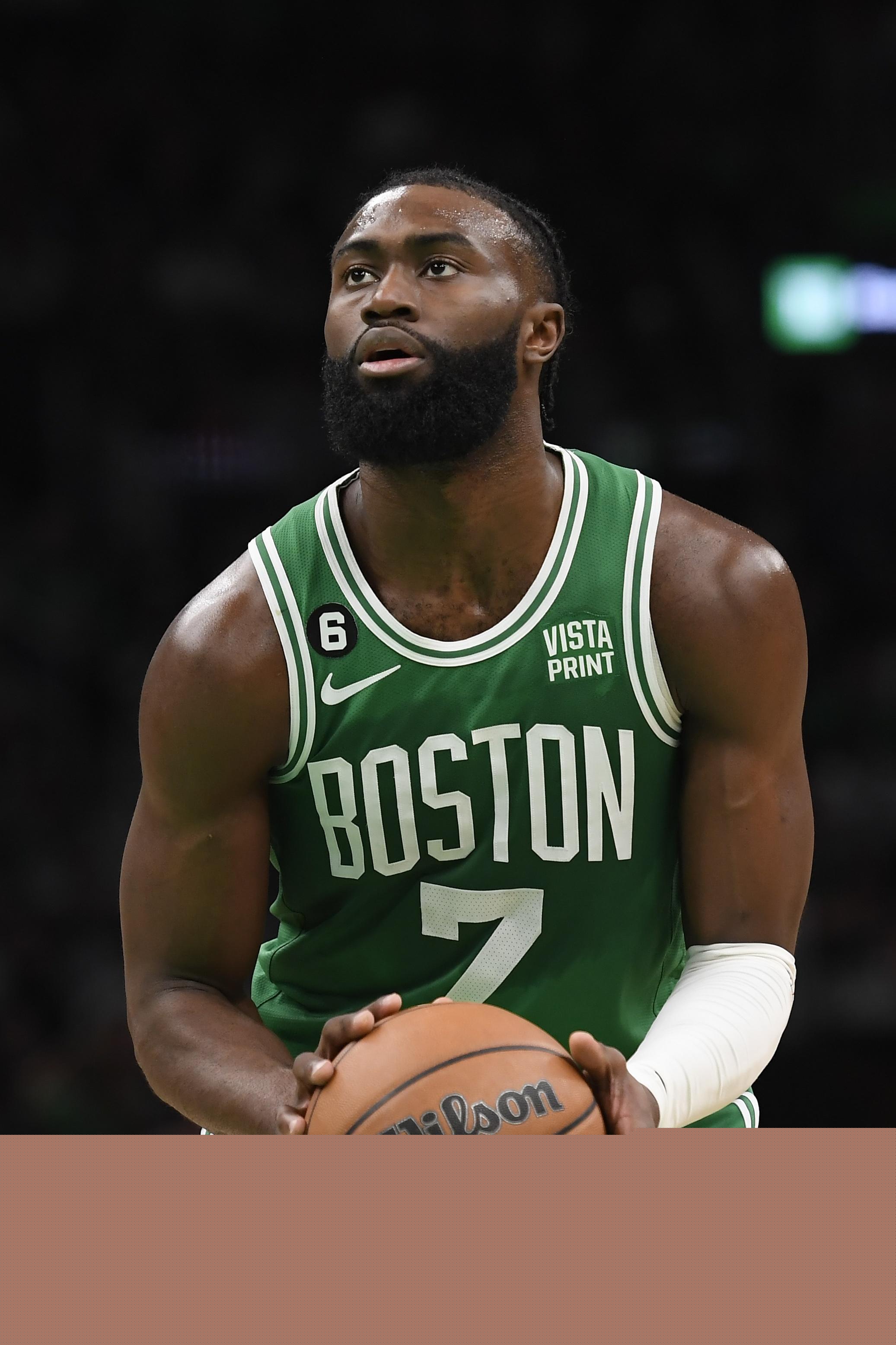 掘金VS独行侠裁判报告：漏吹约基奇打手浓眉+最后一攻传球前走步（掘金对独行侠裁判报告：约基奇打手浓眉被漏判，末攻传球前走步未吹）