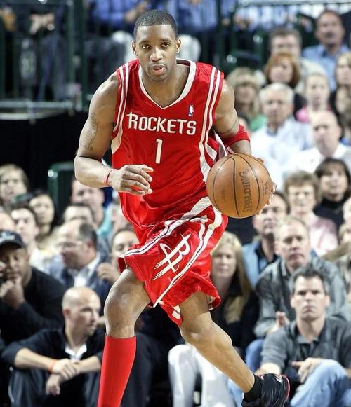 养伤期间看看球，阿什拉夫现场观看埃尔切vs皇马（阿什拉夫养伤期现身看台，观战埃尔切对皇马）