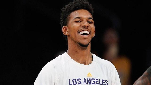 从手足无措到游刃有余，齐达内在公园学着踢毽子（齐达内在公园练踢毽子，从生疏到娴熟）