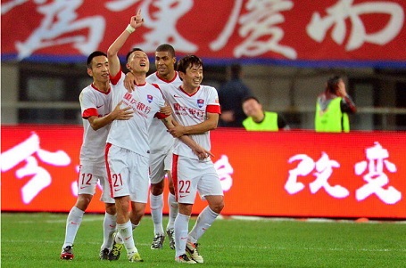 TA：图赫尔战术实验喜忧参半，贝林厄姆主导进攻渐入佳境（TA：图赫尔战术调整成效参差，贝林厄姆引领进攻日趋成熟）