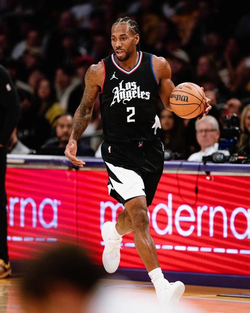 每体：博阿滕昨天再次造访巴萨，并且观看了青年队的比赛（每体：博阿滕昨日再访巴萨，现场观看青年队比赛）