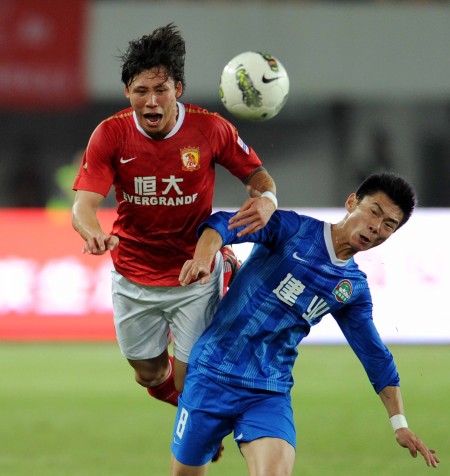 曼联续约卡塞米罗周薪或砍六成，沙特虎视眈眈（曼联拟与卡塞米罗续约，周薪或降六成，沙特球队伺机出手）