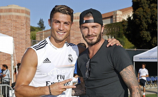 曼城德布劳内助攻斯特林破门（德布劳内送助攻 斯特林为曼城建功）