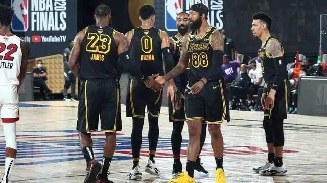 克尼佩尔超高难度后仰三分命中，黄蜂&猛龙进入加时赛！（克尼佩尔后仰高难三分飙中，黄蜂与猛龙战至加时！）