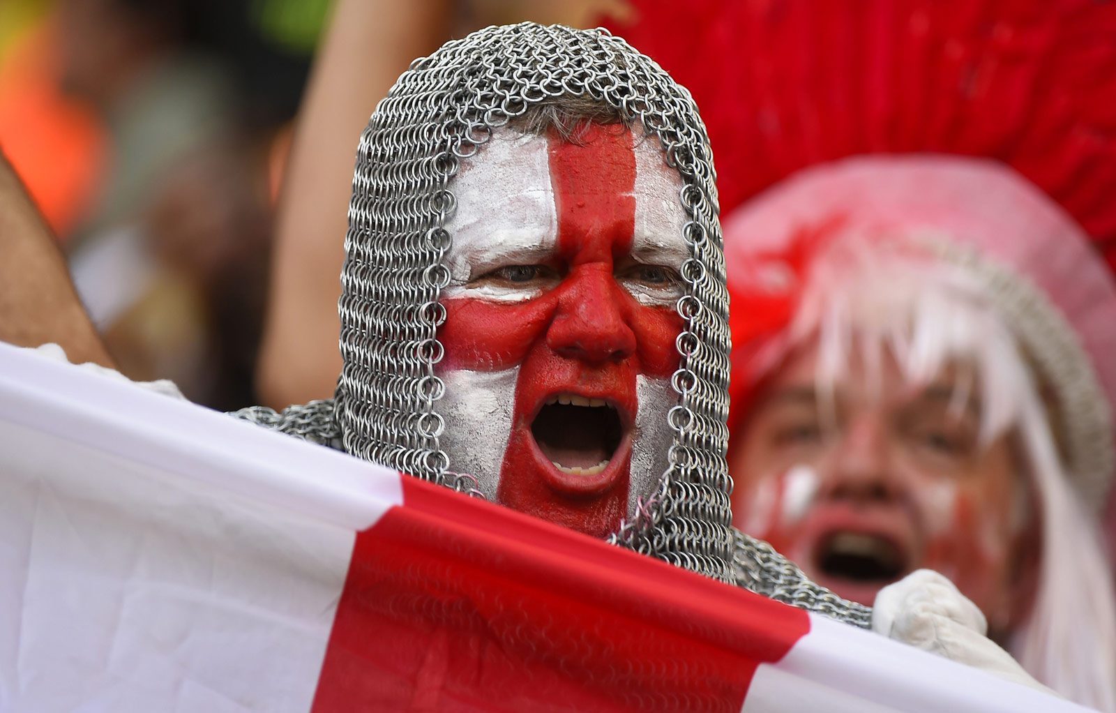 王哲林内线表现惊艳，上海队逆境反击（王哲林内线统治力爆棚，上海队逆势反扑）