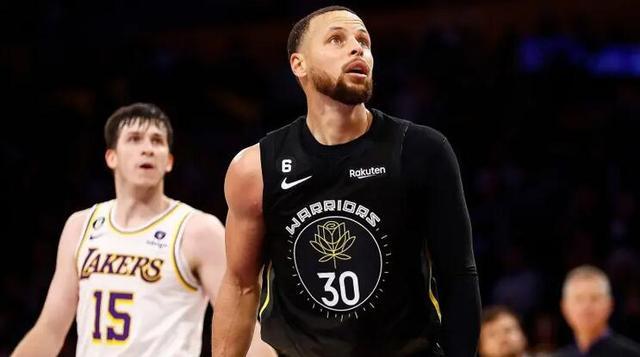 德国队2026年世界杯球衣：三色条纹致敬1990&2014年冠军球衣（德国队2026世界杯战袍：三色纹带致敬1990与2014双冠经典）