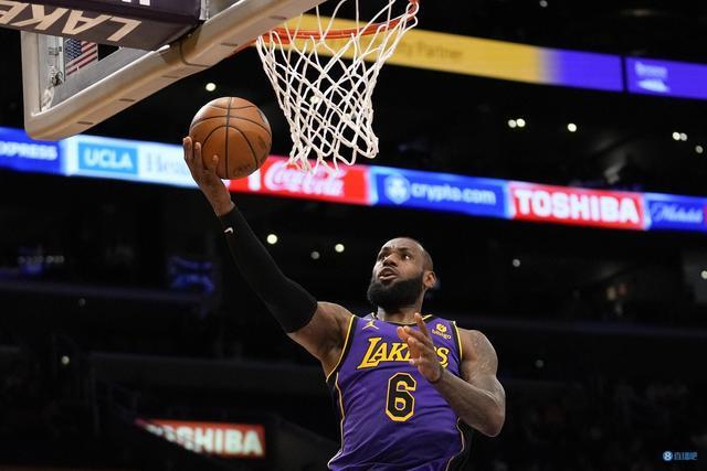 曼联追逐塞梅尼奥：加纳前锋是否准备好迈出下一步？（曼联有意塞梅尼奥：加纳前锋是否已准备迈向更高台阶？）