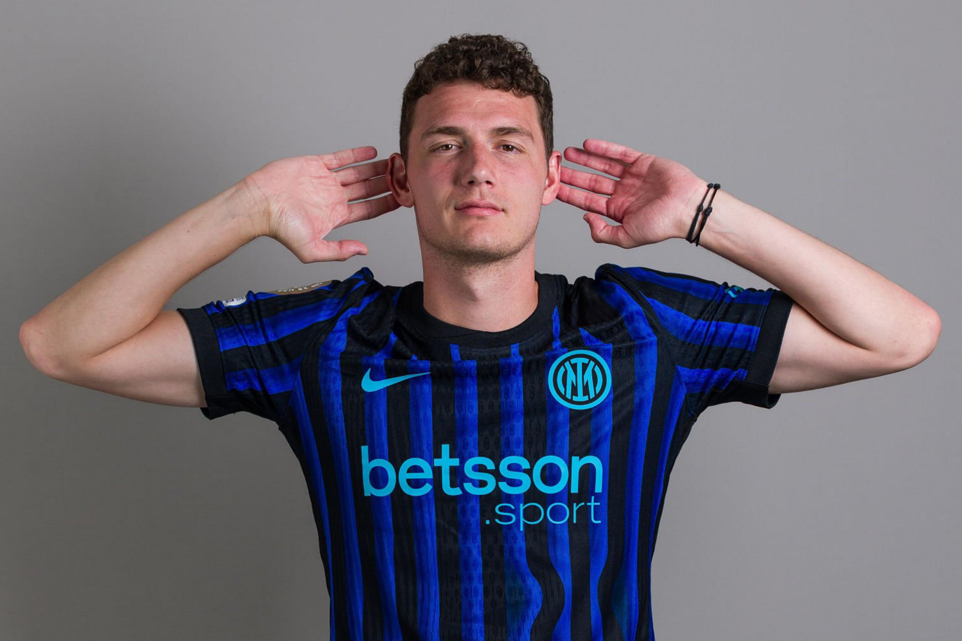 太阳报：英超想本赛季引入裁判摄像头，联盟将要求俱乐部同意（太阳报：英超拟本赛季启用裁判佩戴摄像头，需经各俱乐部同意）