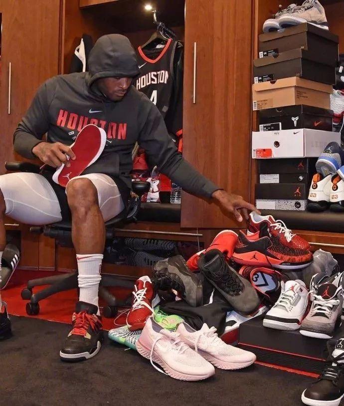 意媒：梅努是那不勒斯中场引援首选，备选方案包括弗拉泰西（意媒：那不勒斯锁定梅努为中场首选，弗拉泰西列为备选）