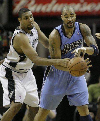 每一拍都是爱心！张江镇这场街区羽毛球比赛挥洒汗水，更温暖人心（挥拍传爱，暖意满城：张江镇街区羽毛球赛热力开打）