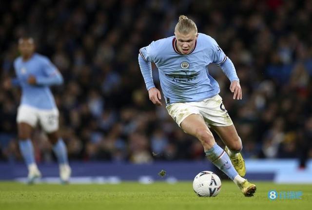 曼城主场对阵桑德兰，主场优势明显，福登状态火热，预计全取三分。（福登火热加持，曼城坐镇主场迎战桑德兰，三分志在必得）