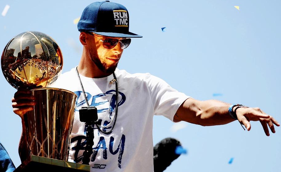 足球中超多名老将宣布退役，时代落幕（中超多位老将相继退役，一个时代谢幕）